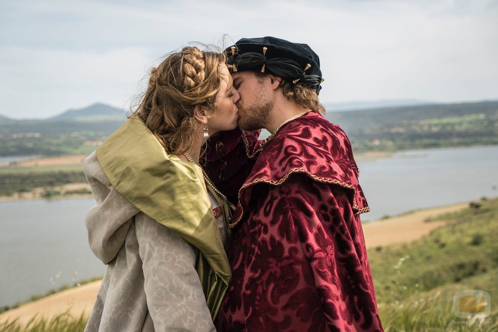 El beso más esperado entre Carlos V e Isabel de Portugal en 'Carlos, Rey Emperador'