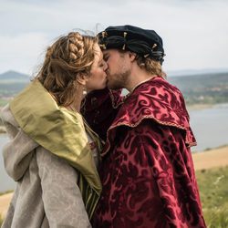 El beso más esperado entre Carlos V e Isabel de Portugal en 'Carlos, Rey Emperador'