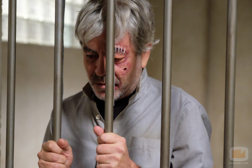 Amancio entre rejas en 'Mar de plástico'