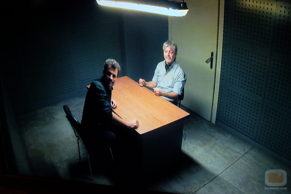 Amancio y Héctor en la sala de interrogatorio en 'Mar de plástico'