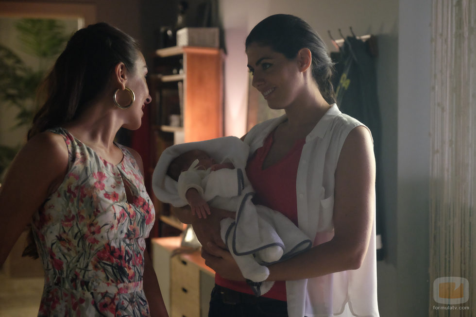 La cara de felicidad de Lola cuando ve a su sobrina en 'Mar de plástico'