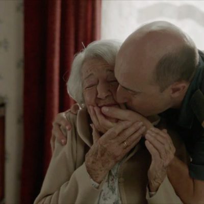 Olmos besa tiernamente a Doña Domitilla en 'Olmos y Robles'