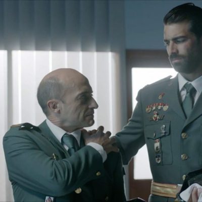 Sebastián y Agustín de traje en 'Olmos y Robles'