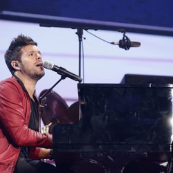 Pablo López tocando el piano en 'Cadena 100 a por ellas'