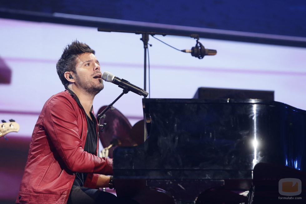 Pablo López tocando el piano en 'Cadena 100 a por ellas'