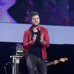 Plano general de Pablo López durante su actuación en 'Cadena 100 a por ellas'