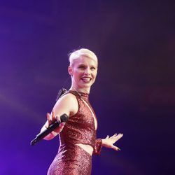 Plano medio de Soraya de su actuación en 'Cadena 100 por ellas'