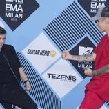 El DJ Martin Garrix y Justin Bieber en la alfombra negra de los 'MTV EMAs 2015'