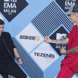 El DJ Martin Garrix y Justin Bieber en la alfombra negra de los 'MTV EMAs 2015'