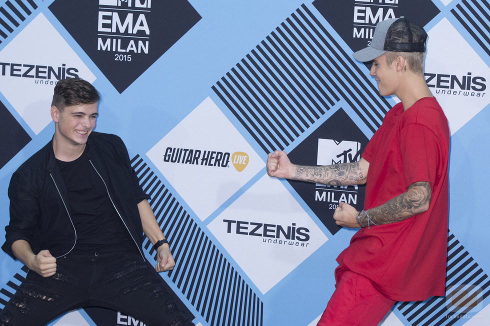 El DJ Martin Garrix y Justin Bieber en la alfombra negra de los 'MTV EMAs 2015'