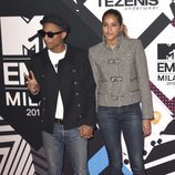 El cantante Pharrell Williams y Helen Lasichah en los premios 'MTV EMAs 2015'