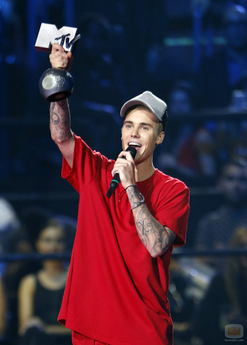 Justin Bieber recoge el premio de mejor artista masculino en los 'MTV EMAs 2015'