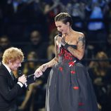 Ed Sheeran y Ruby Rosa en la gala de los premios 'MTV EMAs 2015'