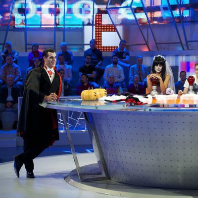 Christian Gálvez se viste de Halloween junto a un plató terrorífico en "Pasapalabra"