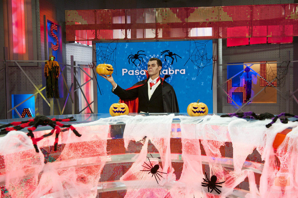 Christian Gálvez sujetando una calabaza en el especial de Halloween de 'Pasapalabra'