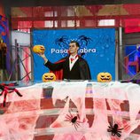Christian Gálvez sujetando una calabaza en el especial de Halloween de 'Pasapalabra'