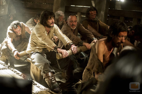 Gonzalo y Sátur, apresados, reman en un galeón en 'Águila Roja'