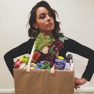 Chloe Bennet disfrazada de bolsa de hacer la compra