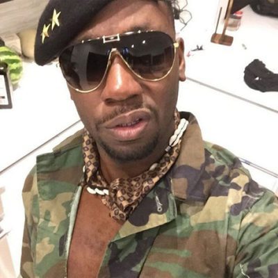 Lamorne Morris disfrazado del soldado Idris Elbas de 'Beats of no Nation'