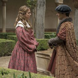 Isabel de Portugal y Francisco de Borja en los jardines de la Alhambra en 'Carlos, Rey Emperador'