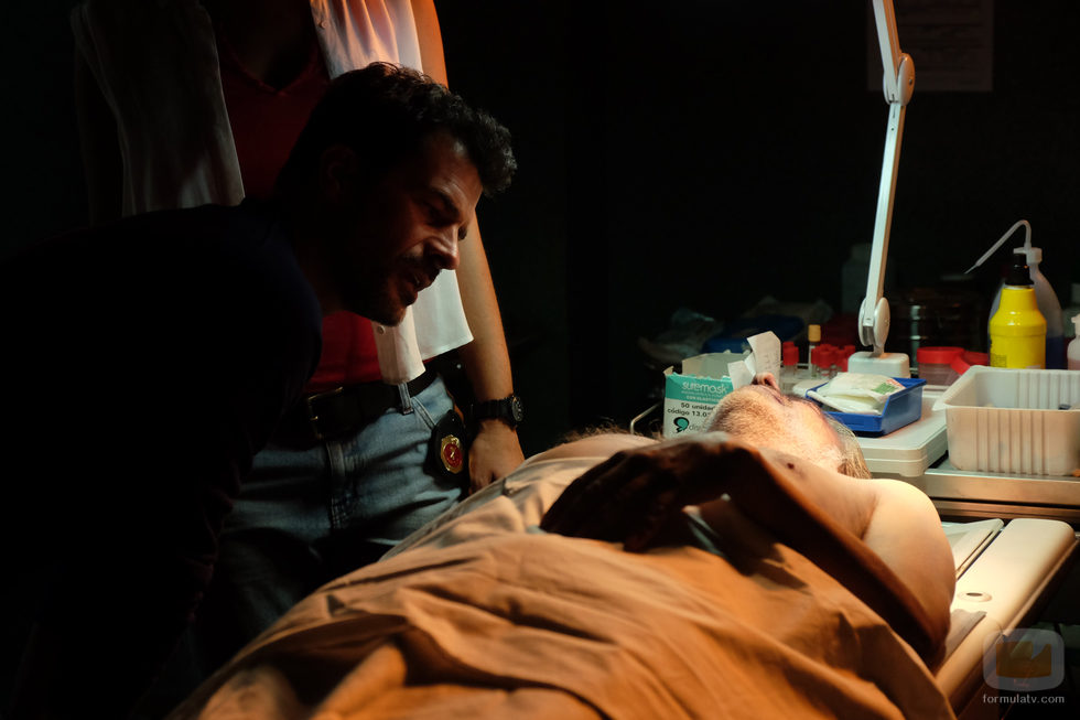 Héctor examina detalladamente el cuerpo de Amancio en 'Mar de plástico'