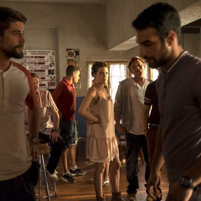 Salva habla con Lucas en el bar del fondo y bajo la mirada de Pilar y Sergio en 'Mar de plástico'