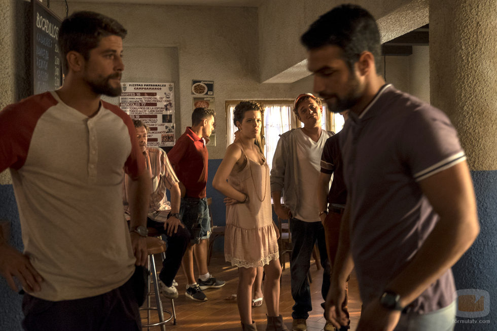Salva habla con Lucas en el bar del fondo y bajo la mirada de Pilar y Sergio en 'Mar de plástico'