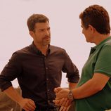 Héctor hablar con Juan Rueda en 'Mar de plástico'