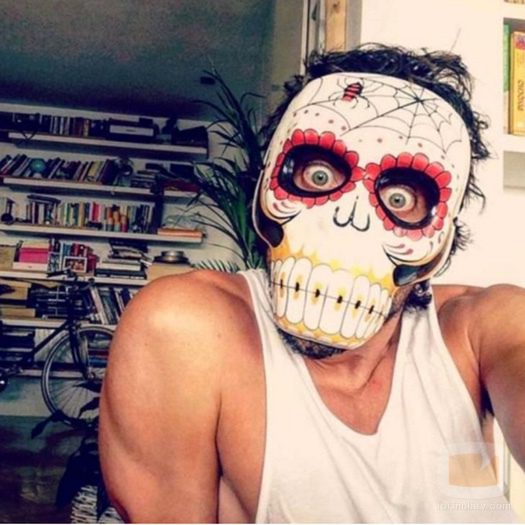 Paco León con una careta del día de los muertos de México para su disfraz de Halloween 2015