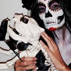 India Martínez y su novia cadáver disfrazados de Halloween 2015
