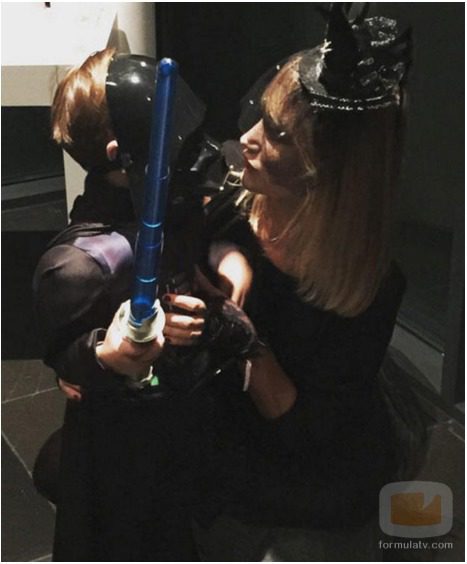 Alba Carrillo y su hijo pequeño disfrazados para Halloween 2015