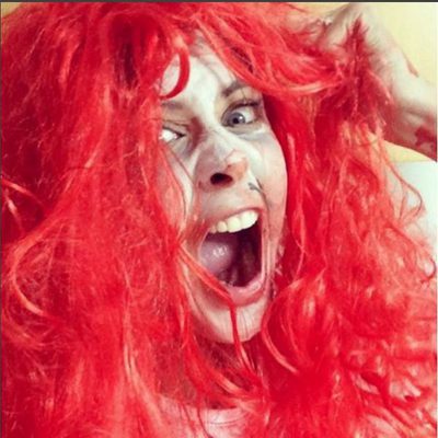 Elisabeth Reyes y su super peluca de Halloween 2015