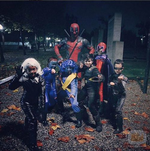 Ryan Reynolds con los más pequeños con su disfraz de Halloween 2015