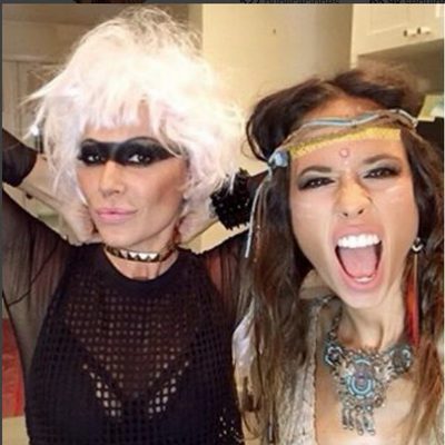 Marta Sánchez lo da todo con su amiga en el Halloween 2015