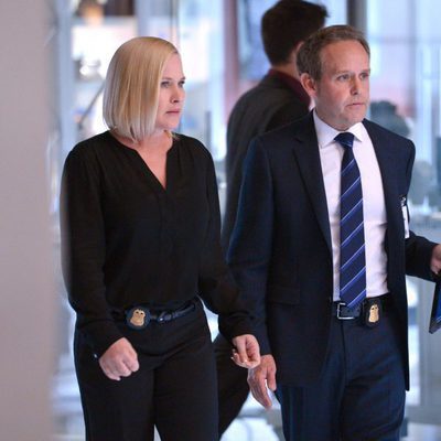 Simon Tamiz y Avery Ryan investigando un nuevo caso en 'CSI: Cyber'