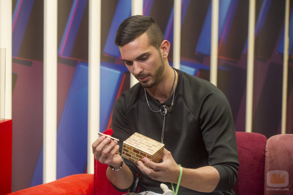 Suso rompe la caja al intentar abrirla en 'Gran Hermano 16'
