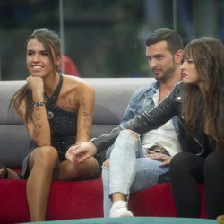 La joven Sofia escucha atentamente las palabras de su Madre en 'Gran Hermano 16'