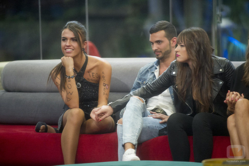 La joven Sofia escucha atentamente las palabras de su Madre en 'Gran Hermano 16'