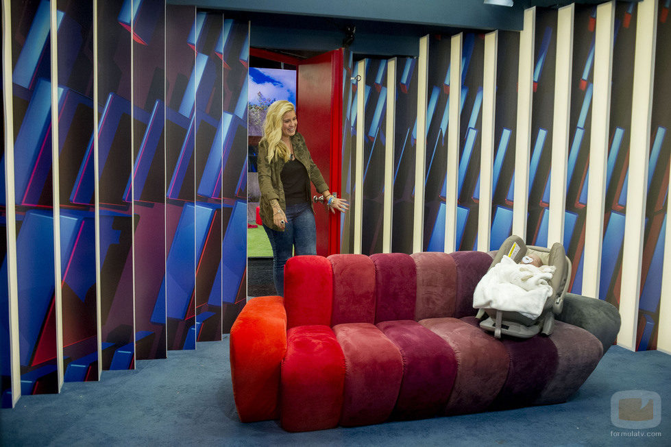 Marina y su bebe robot en 'Gran Hermano 2016'