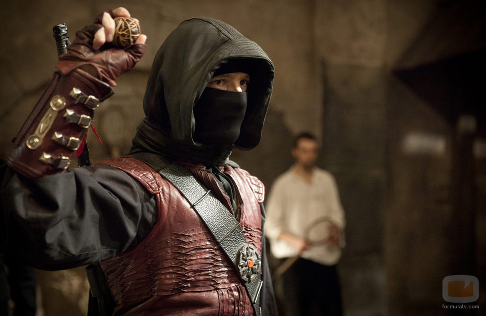 El encapuchado Águila Roja se prepara para atacar en 'Águila Roja'