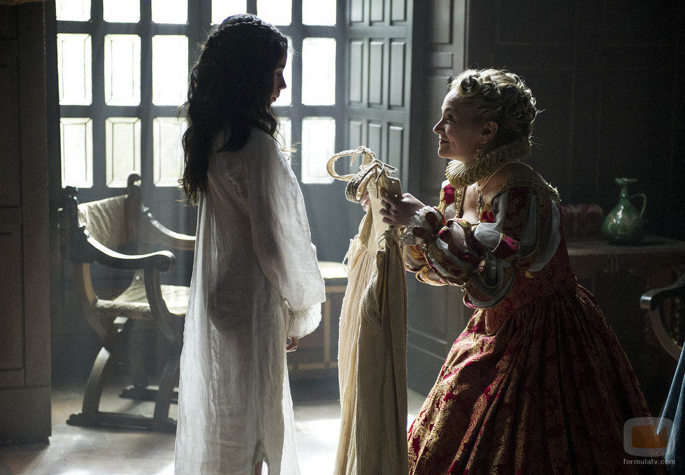 Catalina le ofrece a la pequeña Isabel un vestido en 'La española inglesa'