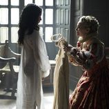 Catalina le ofrece a la pequeña Isabel un vestido en 'La española inglesa'