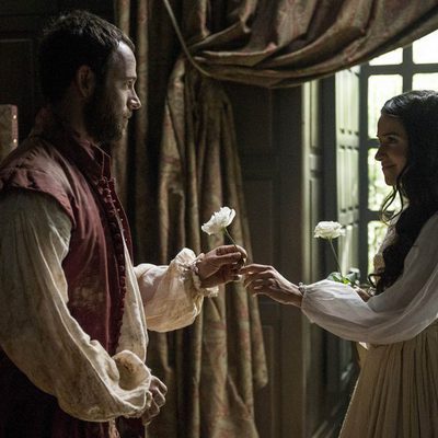 Ricardo le entrega a Isabel una flor en 'La española inglesa'