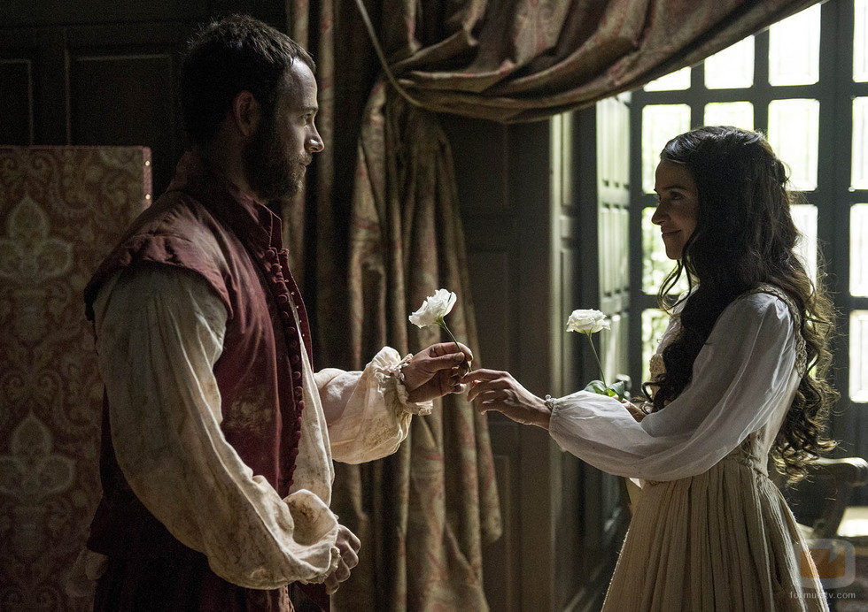 Ricardo le entrega a Isabel una flor en 'La española inglesa'