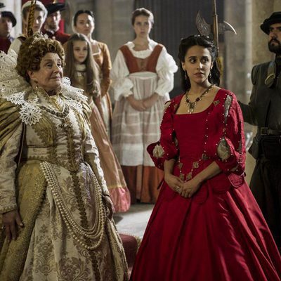 Isabel I de Inglaterra con la pequeña Isabel en 'La española inglesa'