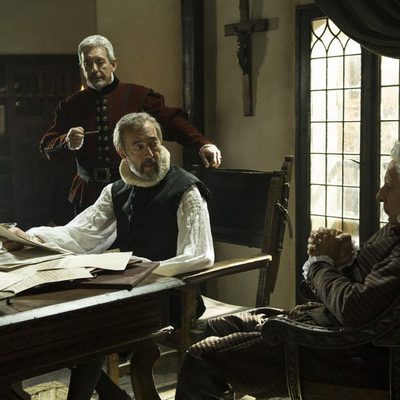 Miguel de Cervantes debate y charla con sus amigos en 'La española inglesa'