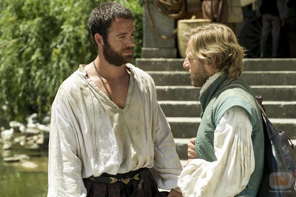 Ricardo charla con su criado Guillarte en 'La española inglesa'