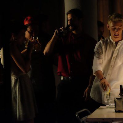 Fernando, Salva, Sergio y Mar beben cerveza en 'Mar de plástico'