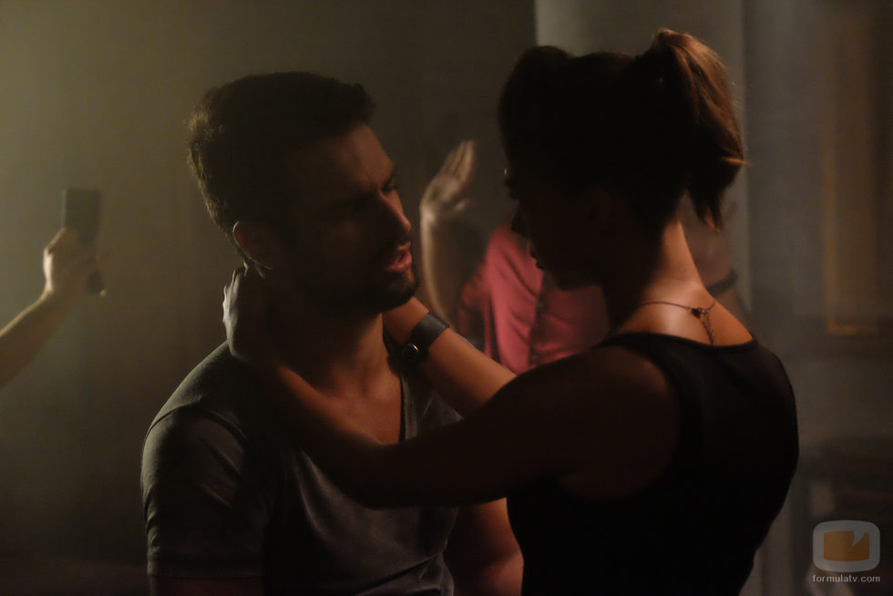 Pilar y Lucas bailan abrazados en 'Mar de plástico'