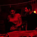 Lola y Héctor en una sala de fotografía en 'Mar de plástico'